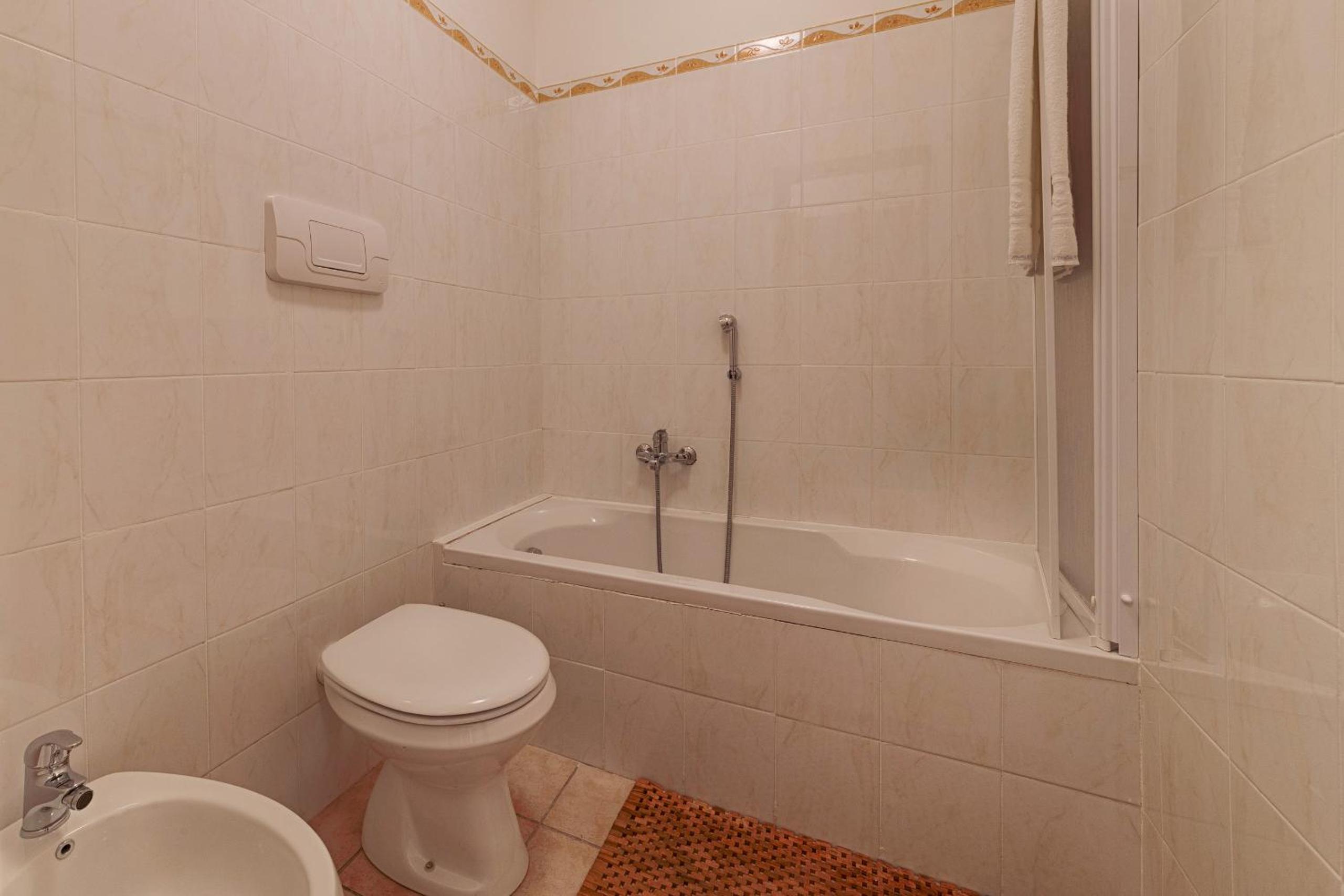 Modern Lakefront 1-Bedroom Apartment photo 4