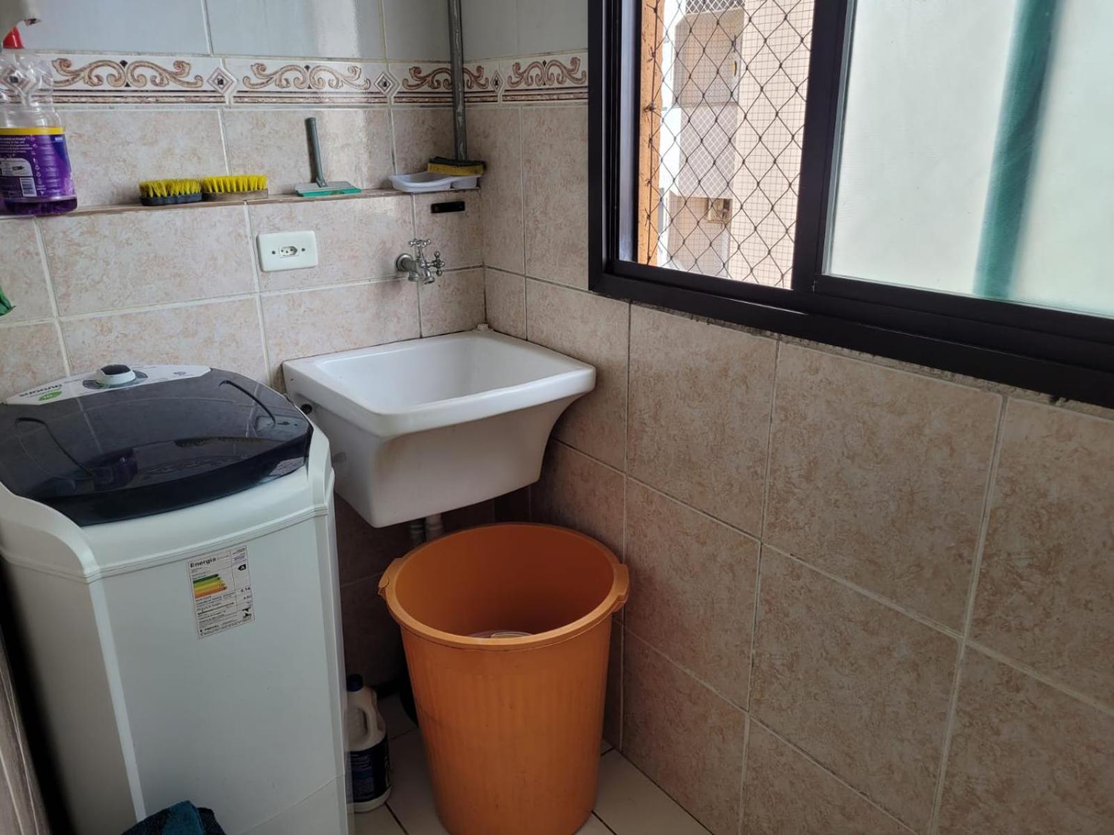 Apto com Varanda e Churrasqueira - 30 m da Praia