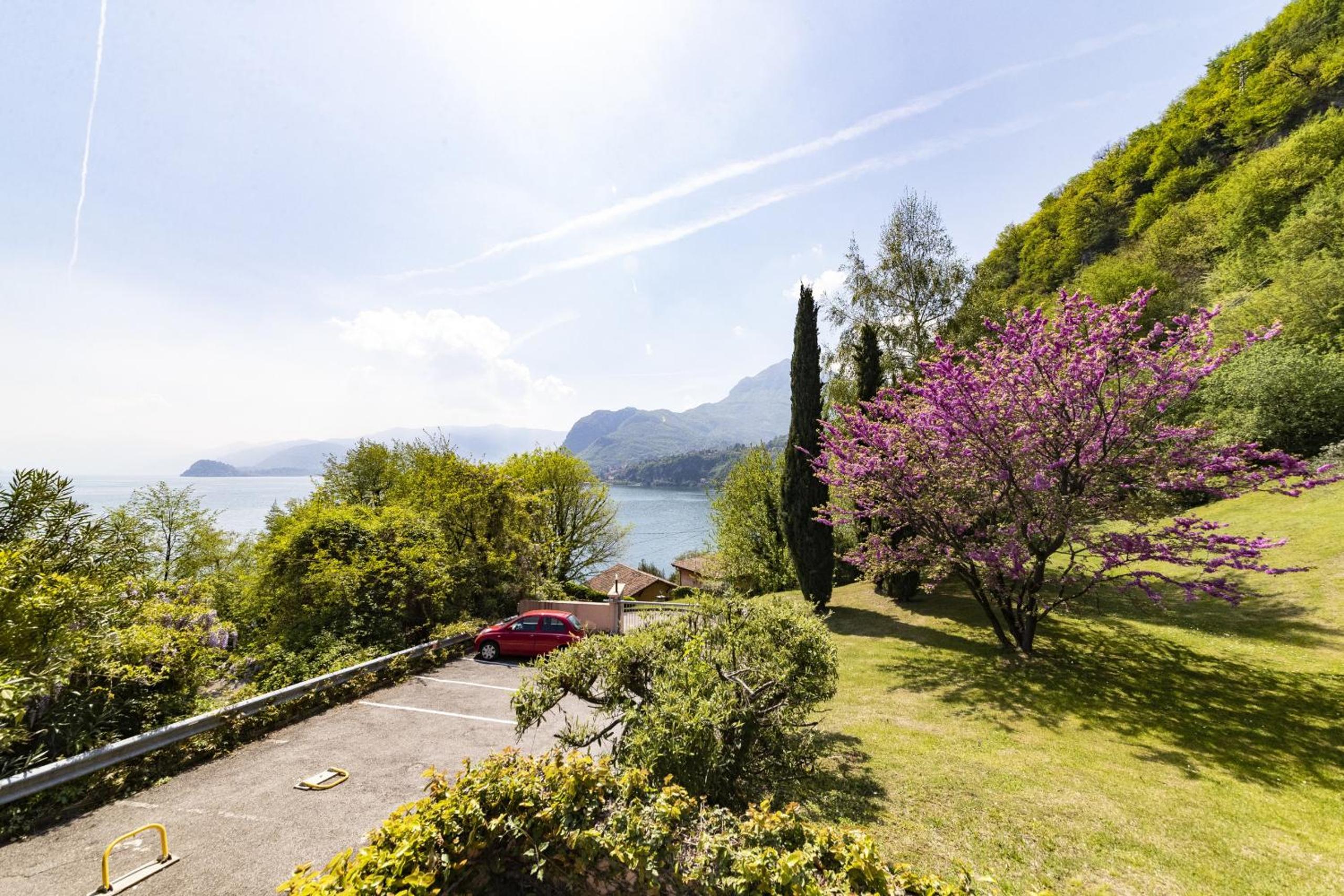 2-Bedroom Lakeview Apartment Bella Gaeta view 3