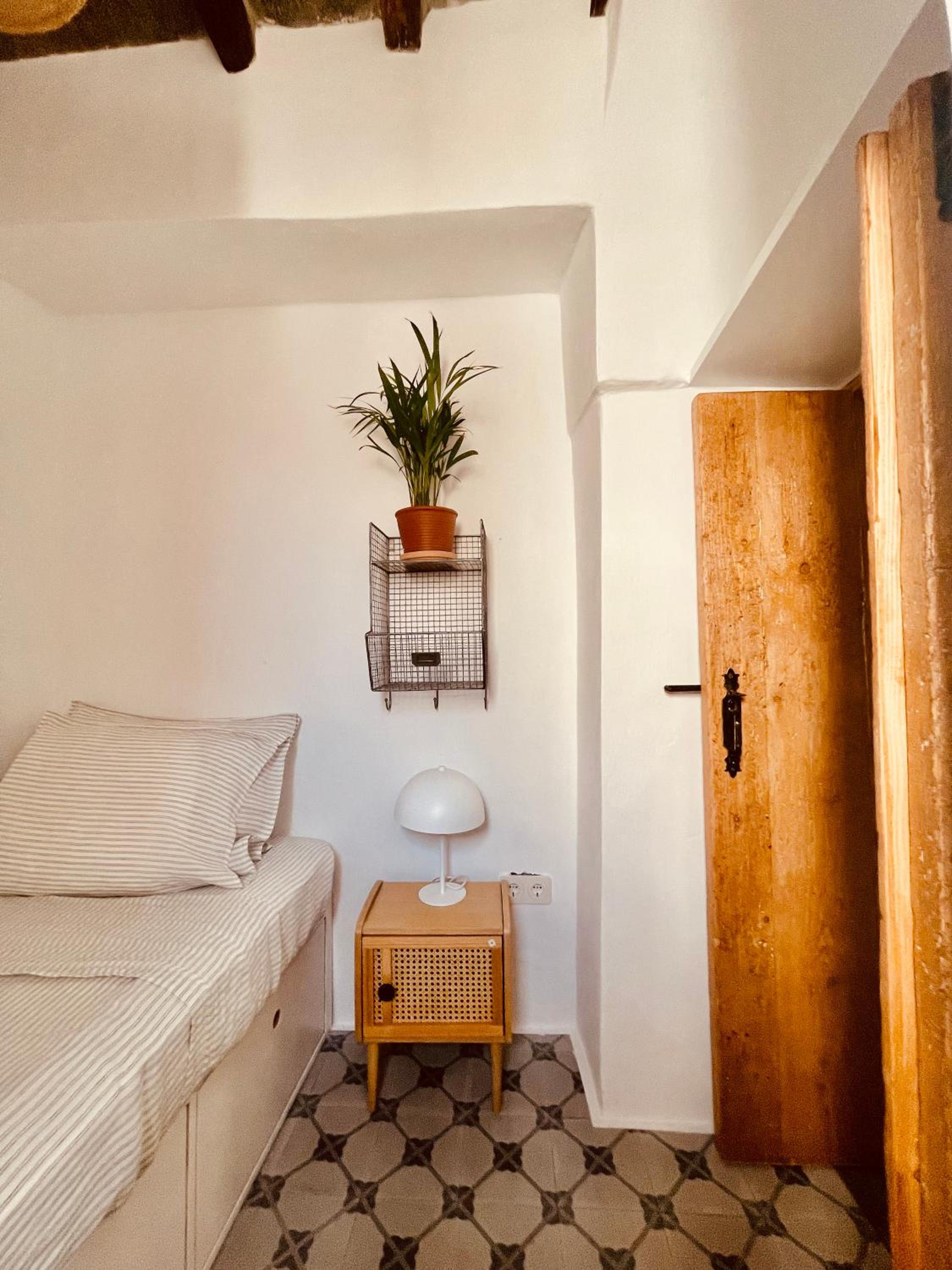 Th_eros House