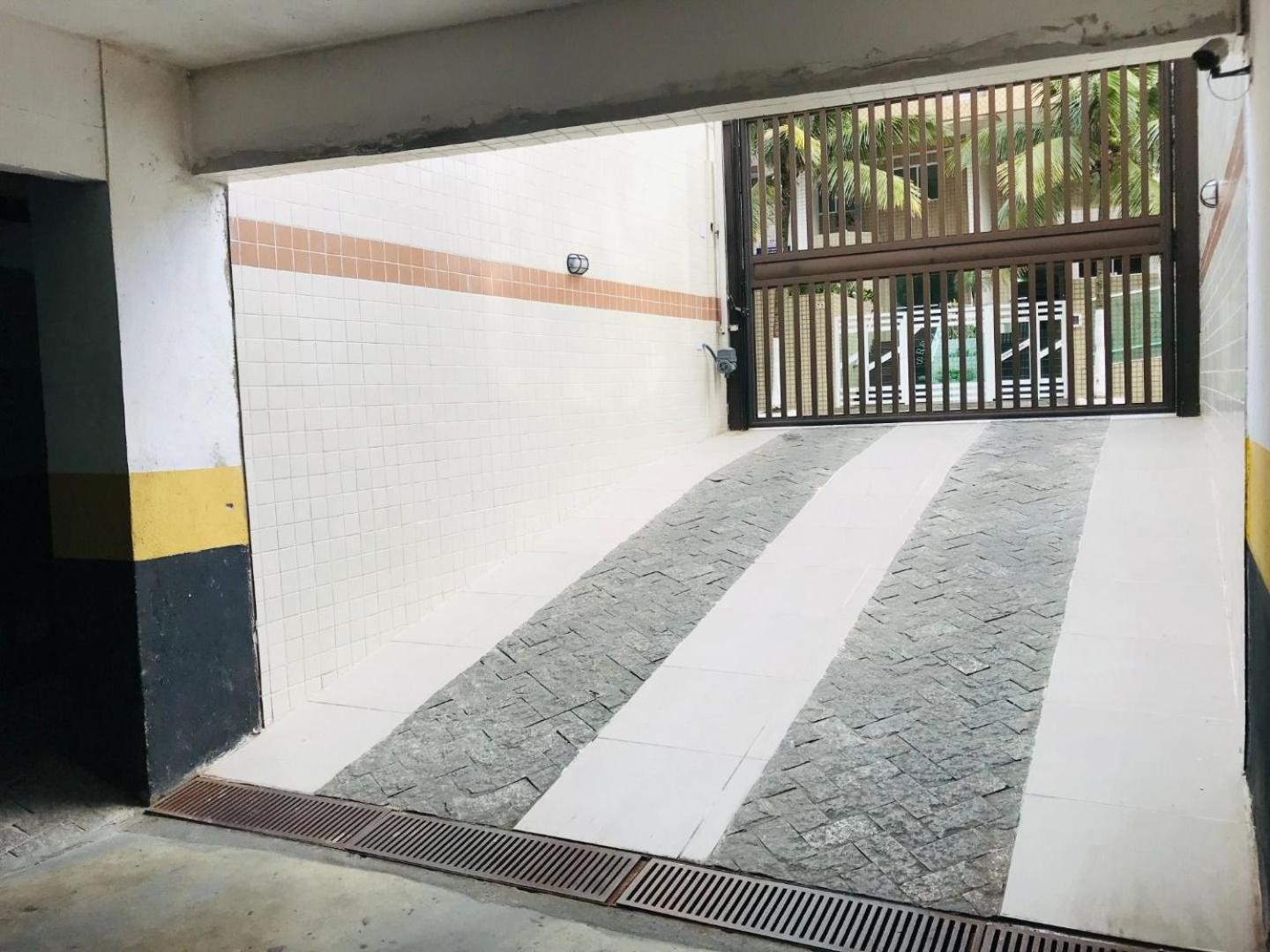 Apto com Varanda e Churrasqueira - 30 m da Praia