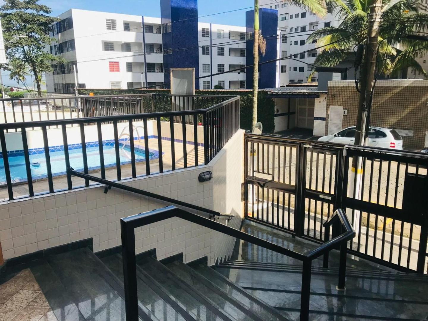 Apto com Varanda e Churrasqueira - 30 m da Praia