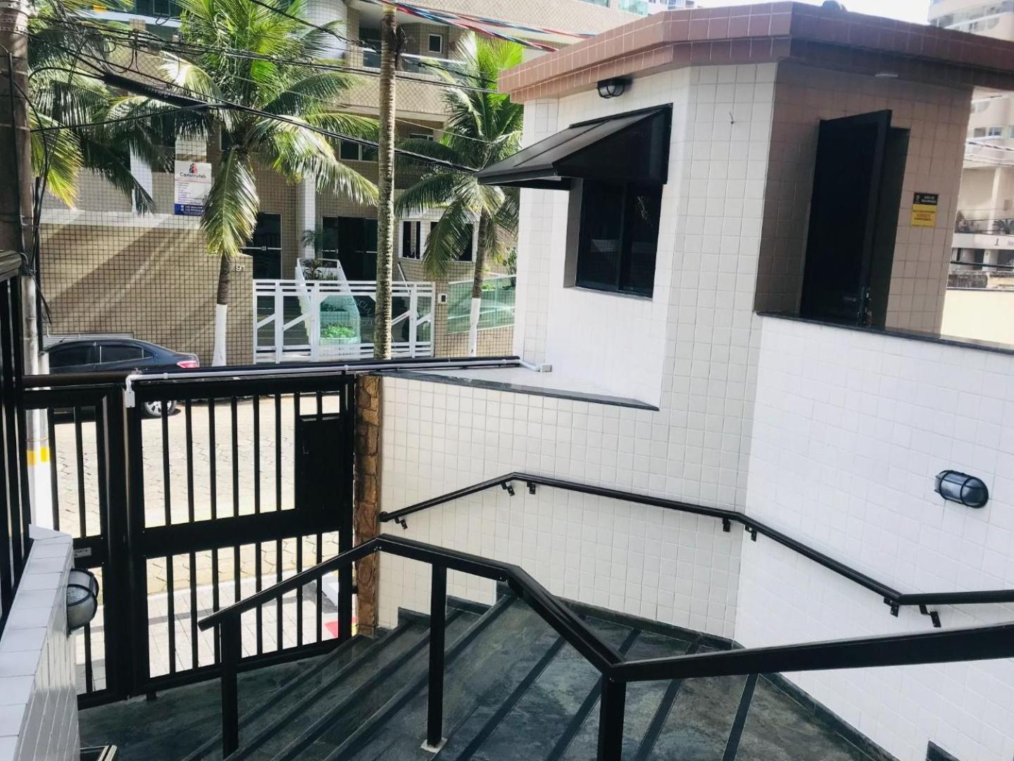 Apto com Varanda e Churrasqueira - 30 m da Praia