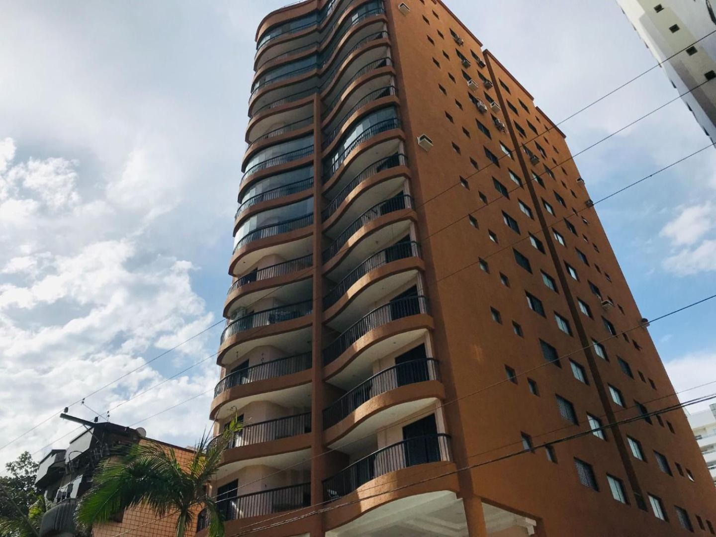 Apto com Varanda e Churrasqueira - 30 m da Praia