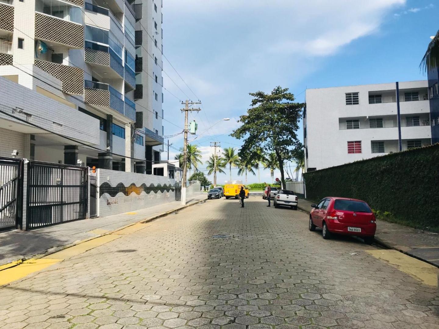 Apto com Varanda e Churrasqueira - 30 m da Praia