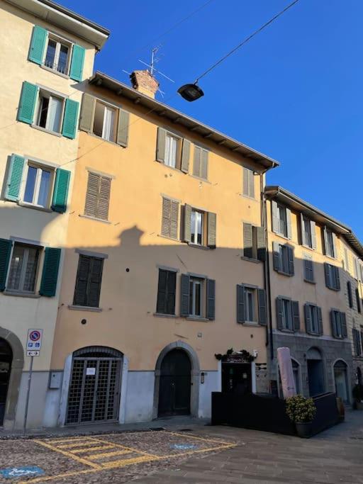 Accademia Love