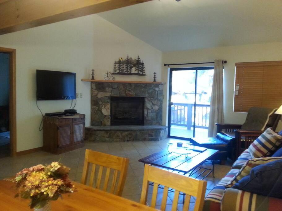 Cozy Flagstaff Home in Cool Pines - Country Club view 5