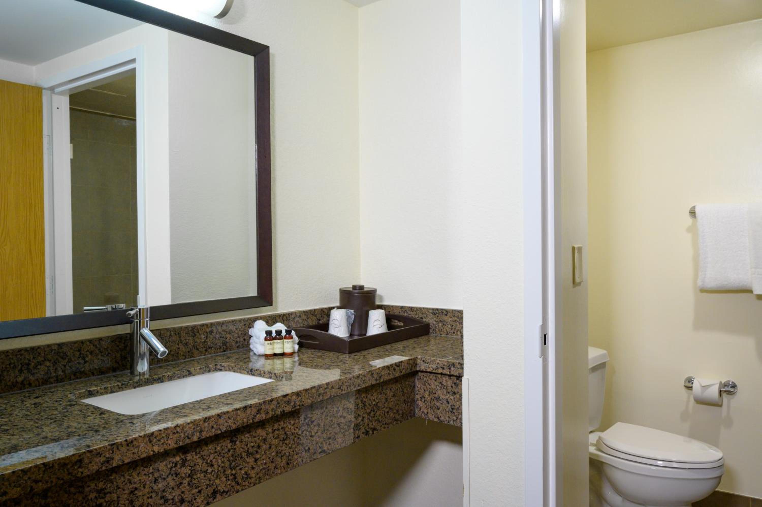 Van Nuys Vacations - Airtel Plaza Hotel - Property Image 9