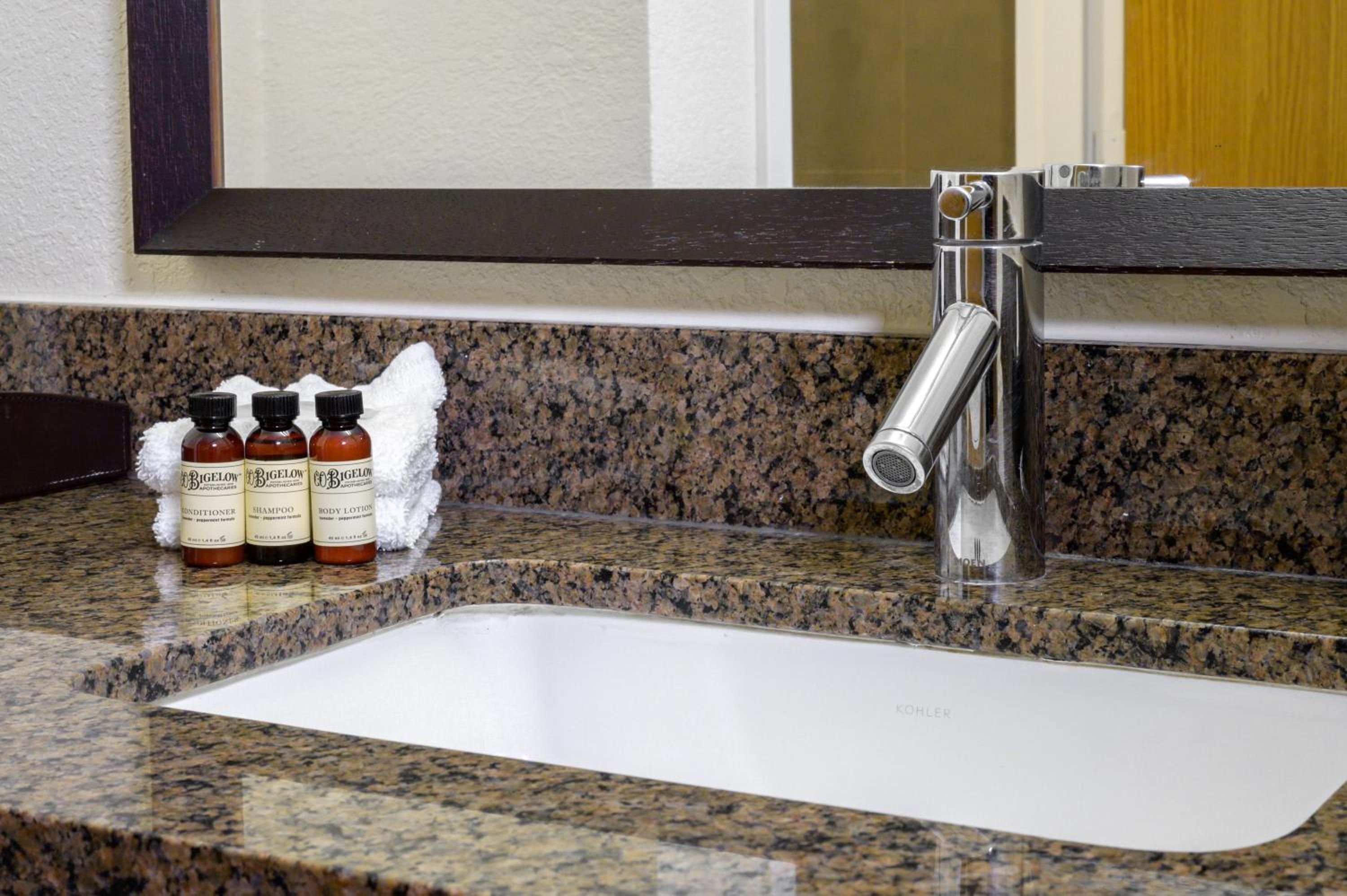 Van Nuys Vacations - Airtel Plaza Hotel - Property Image 11