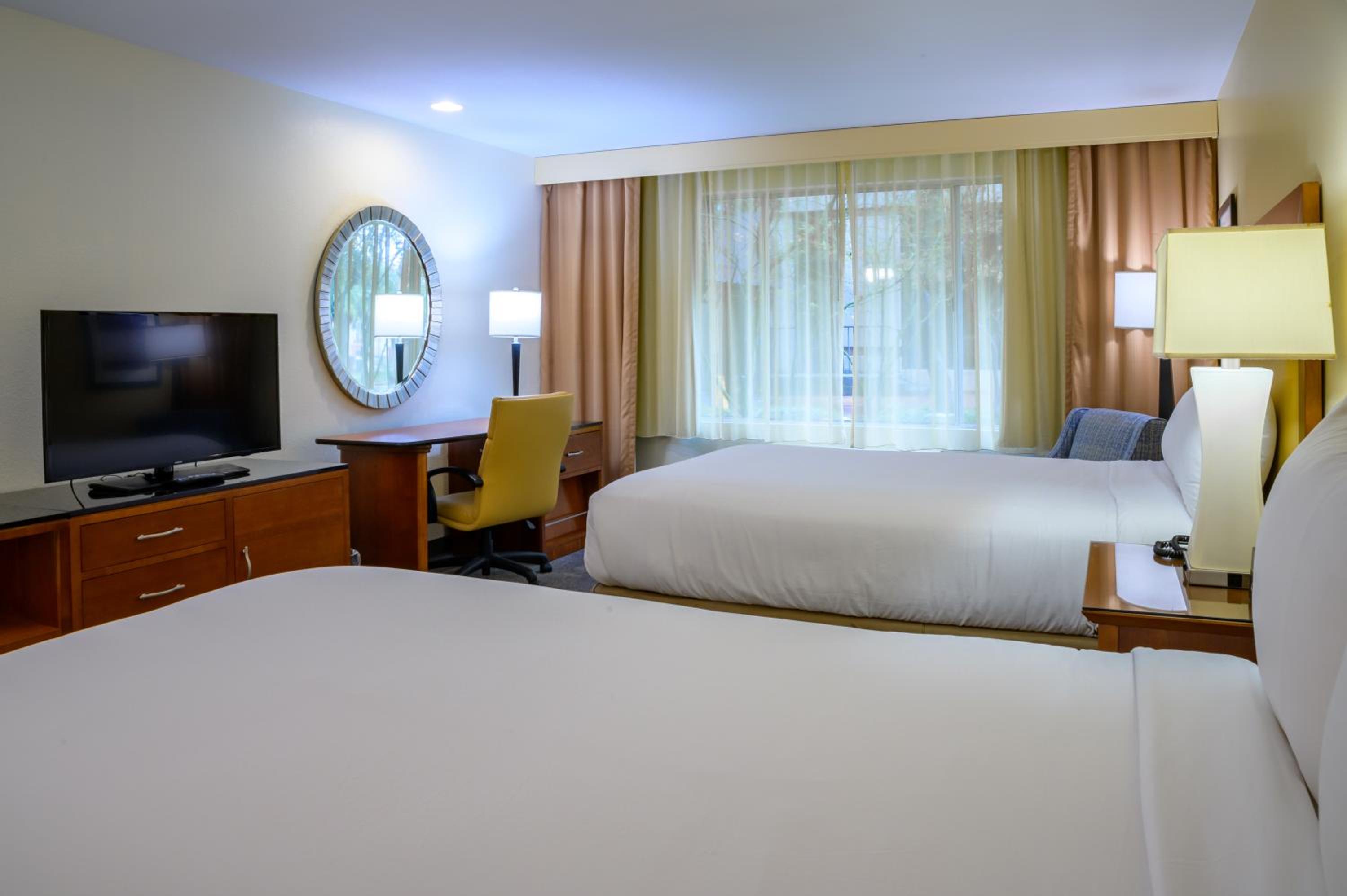 Van Nuys Vacations - Airtel Plaza Hotel - Property Image 4