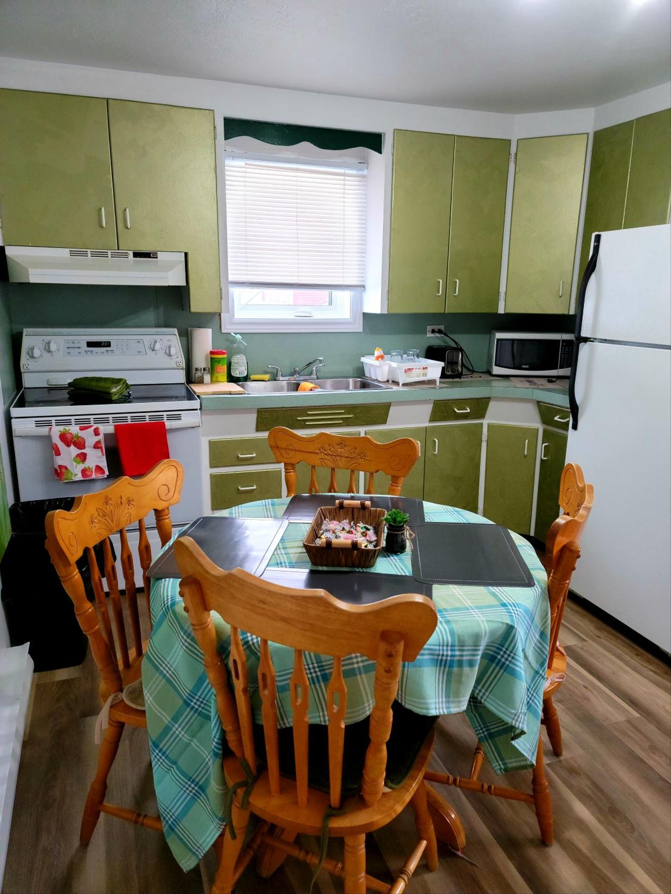 Downtown apartment next to highway netflix+wifi view 3
