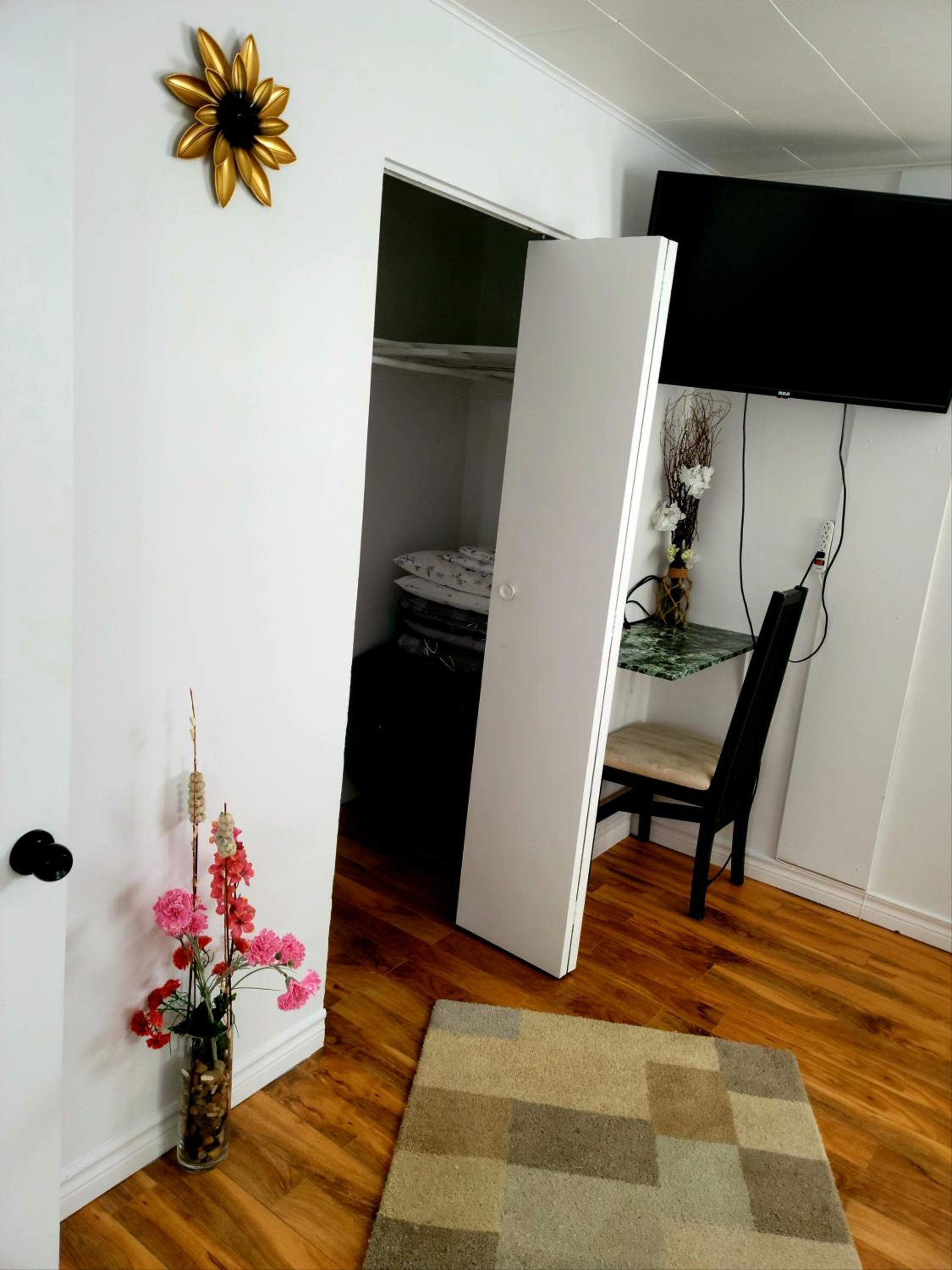 Downtown apartment next to highway netflix+wifi view 2