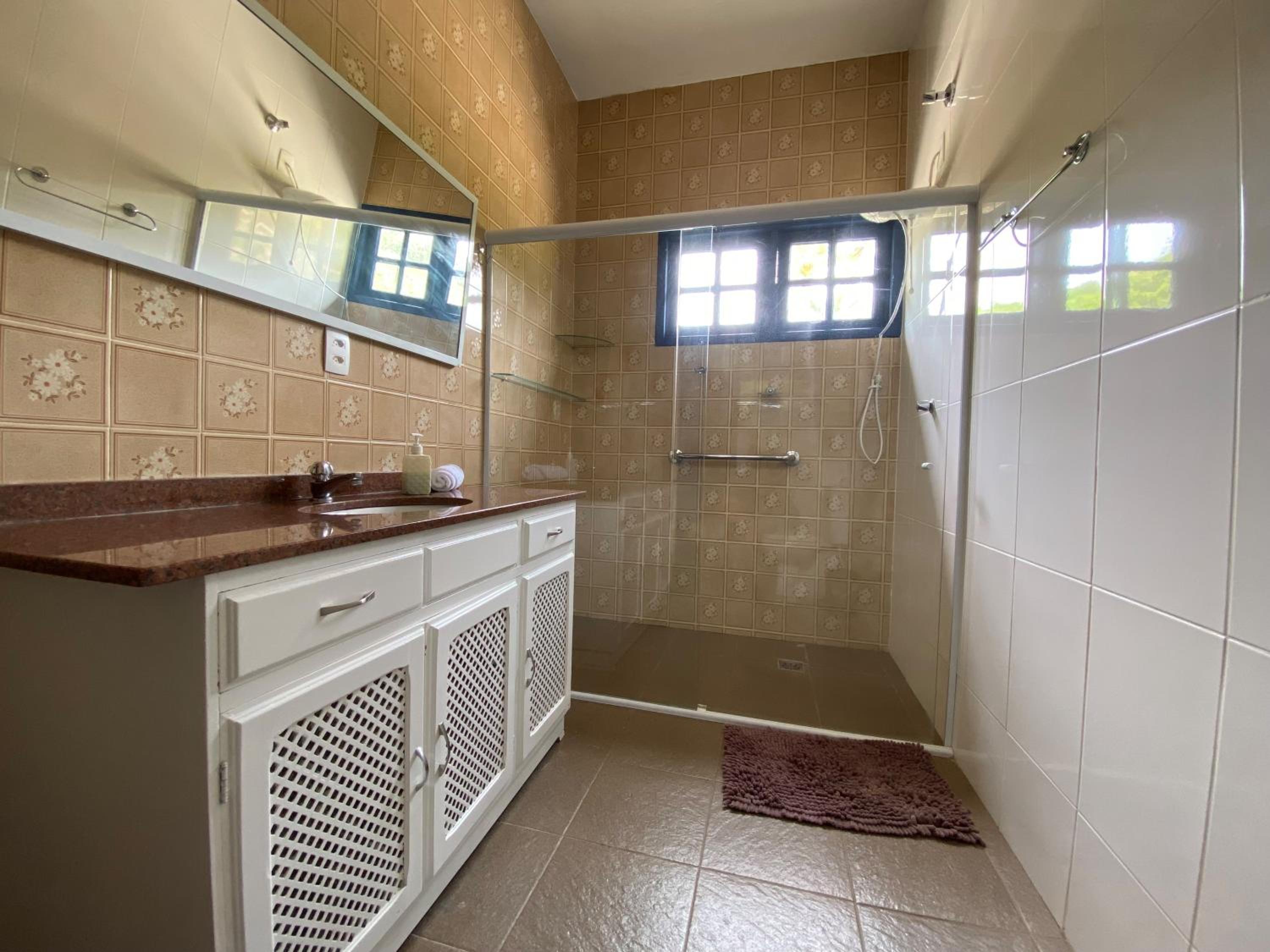 Casa na Serra com Cachoeira e Piscina