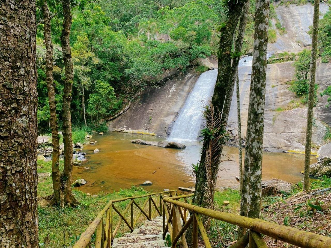 Casa na Serra com Cachoeira e Piscina