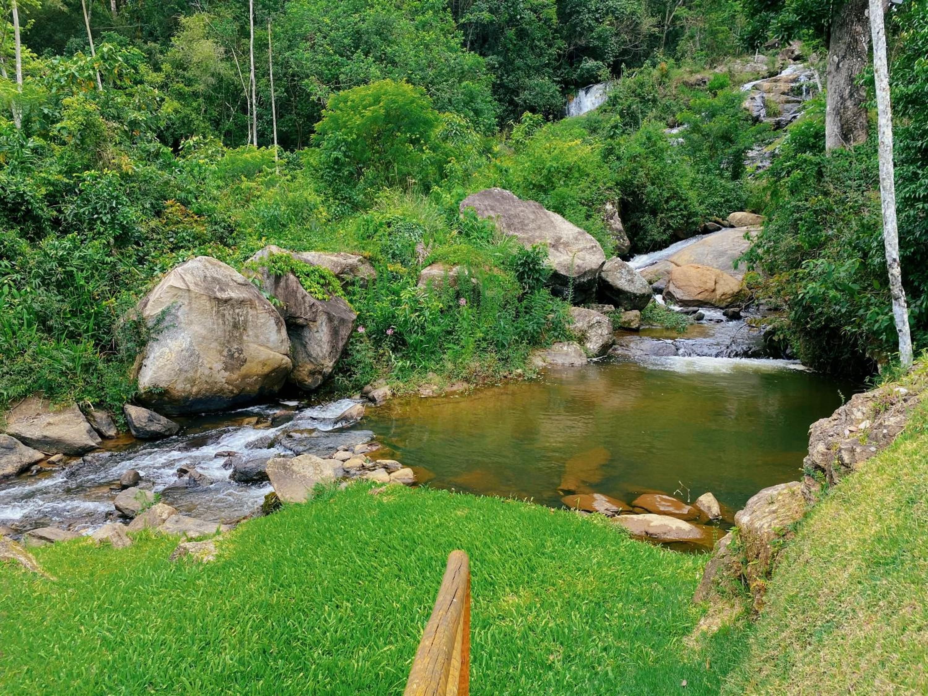 Casa na Serra com Cachoeira e Piscina