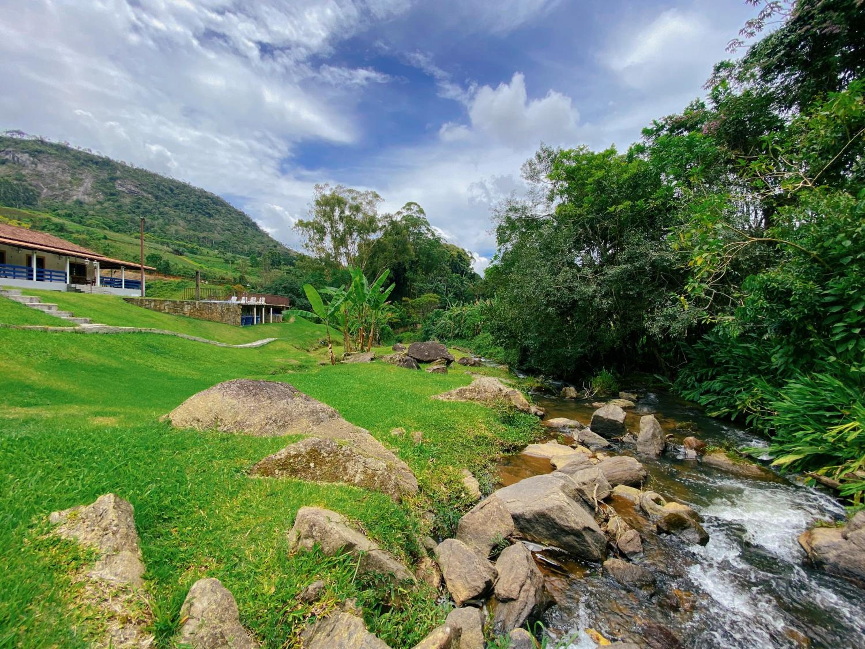 Casa na Serra com Cachoeira e Piscina