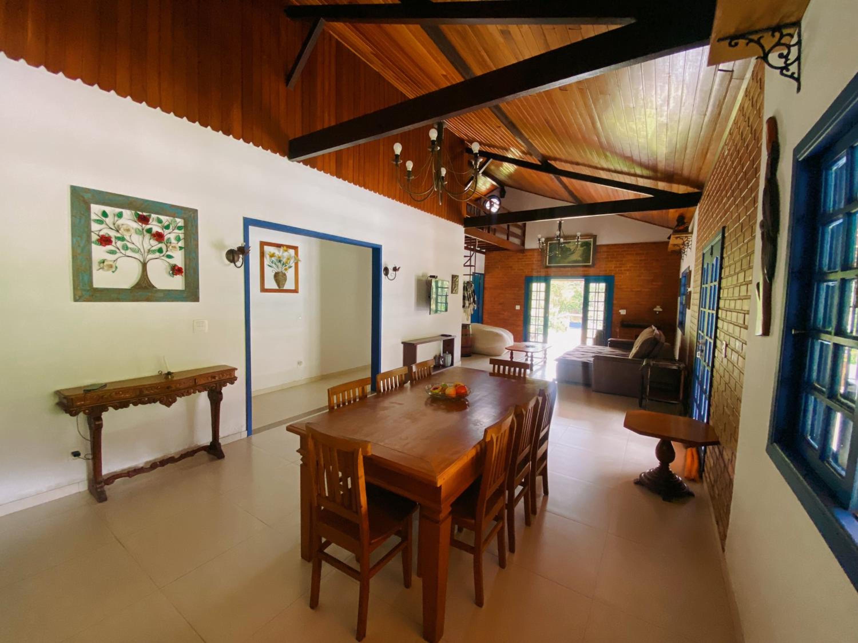 Casa na Serra com Cachoeira e Piscina