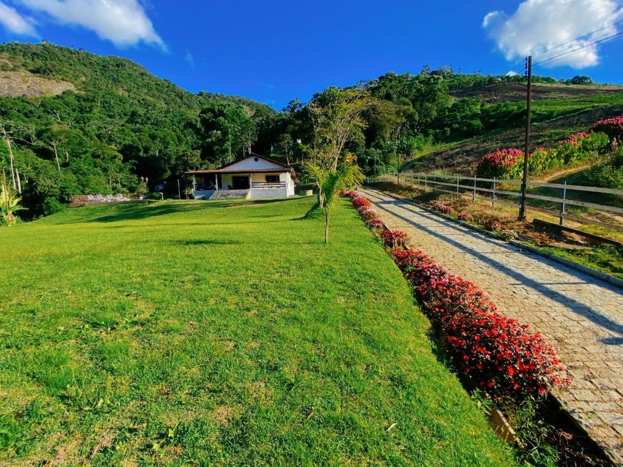 Casa na Serra com Cachoeira e Piscina
