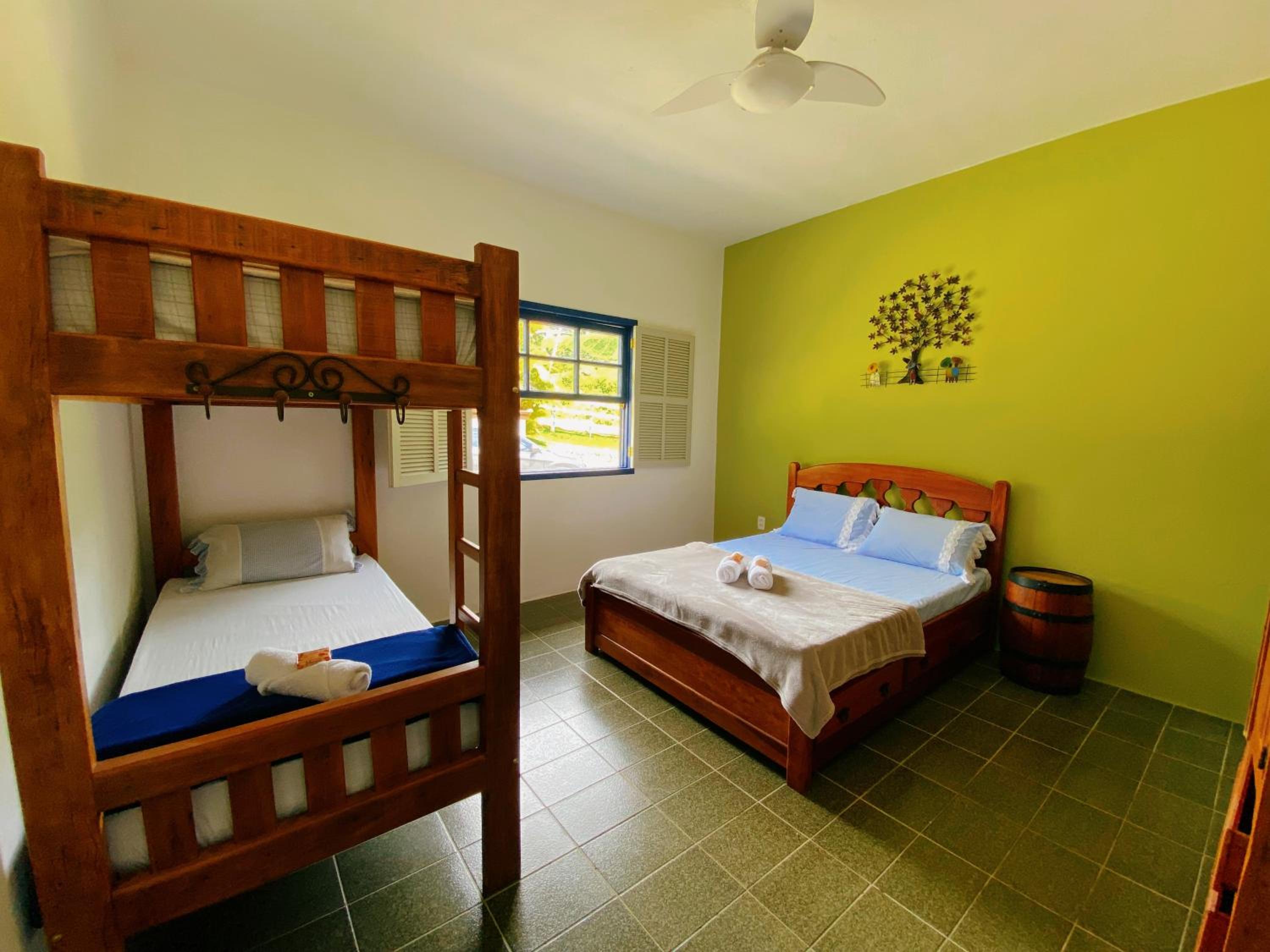 Casa na Serra com Cachoeira e Piscina