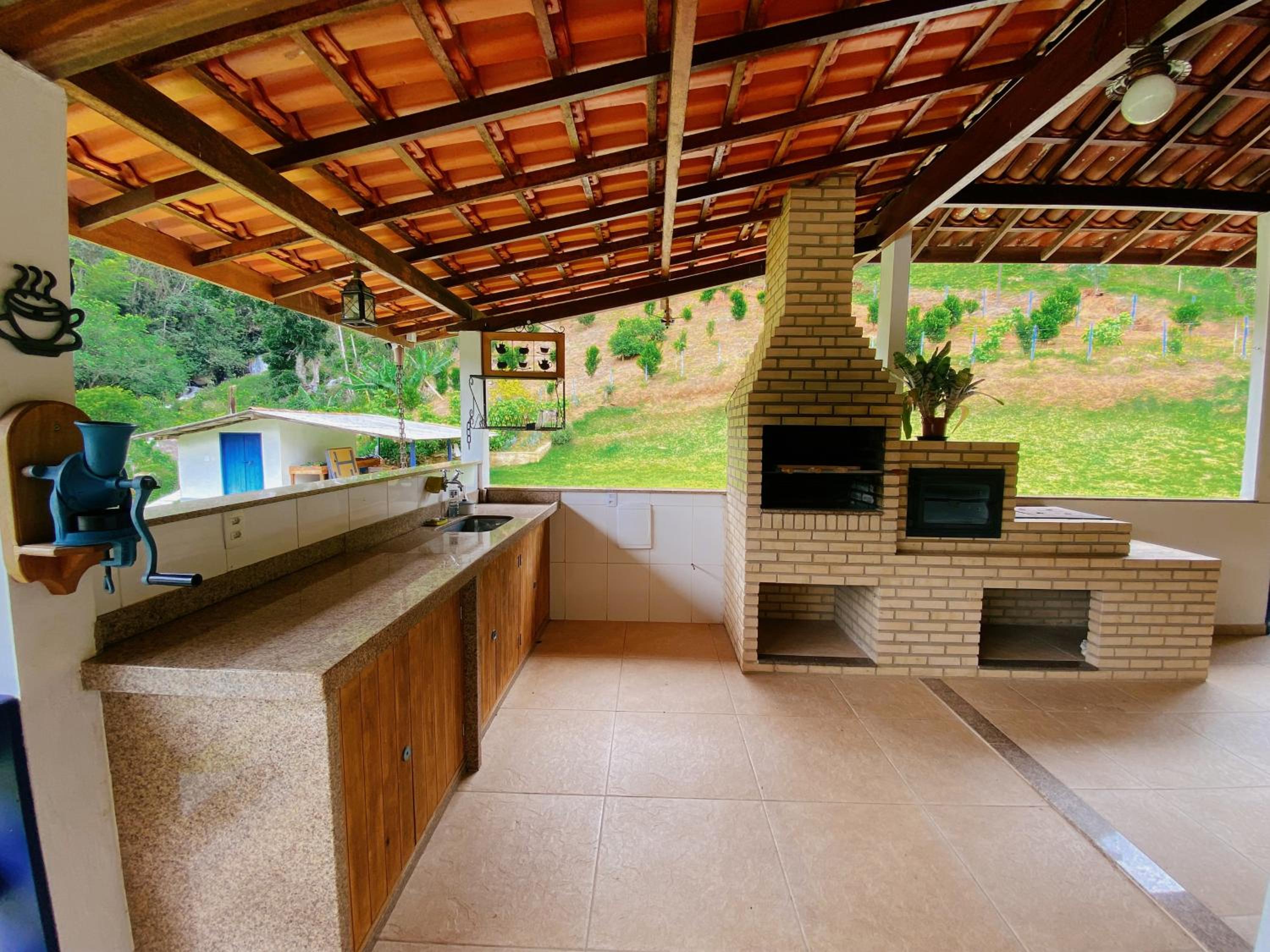 Casa na Serra com Cachoeira e Piscina
