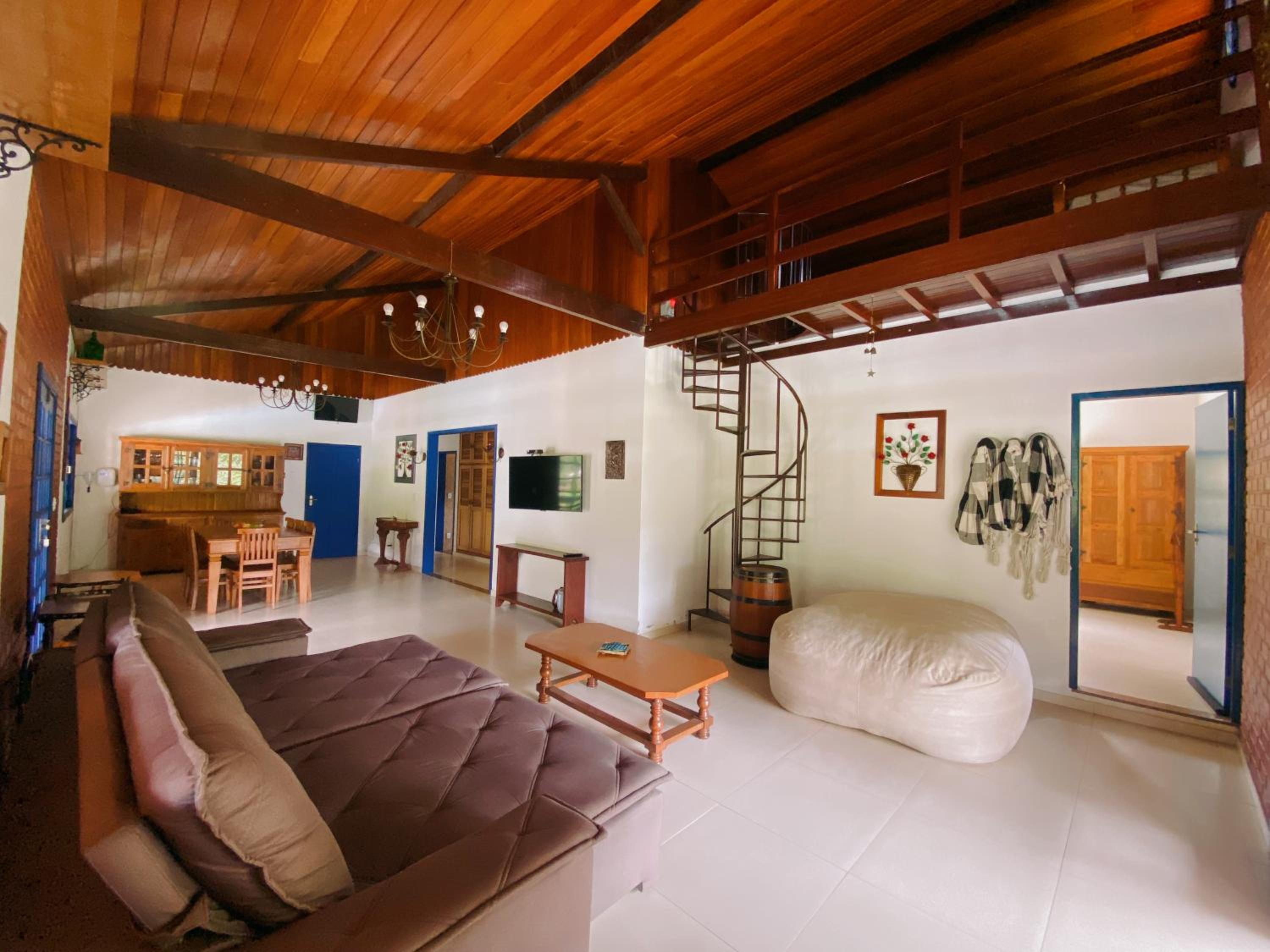Casa na Serra com Cachoeira e Piscina