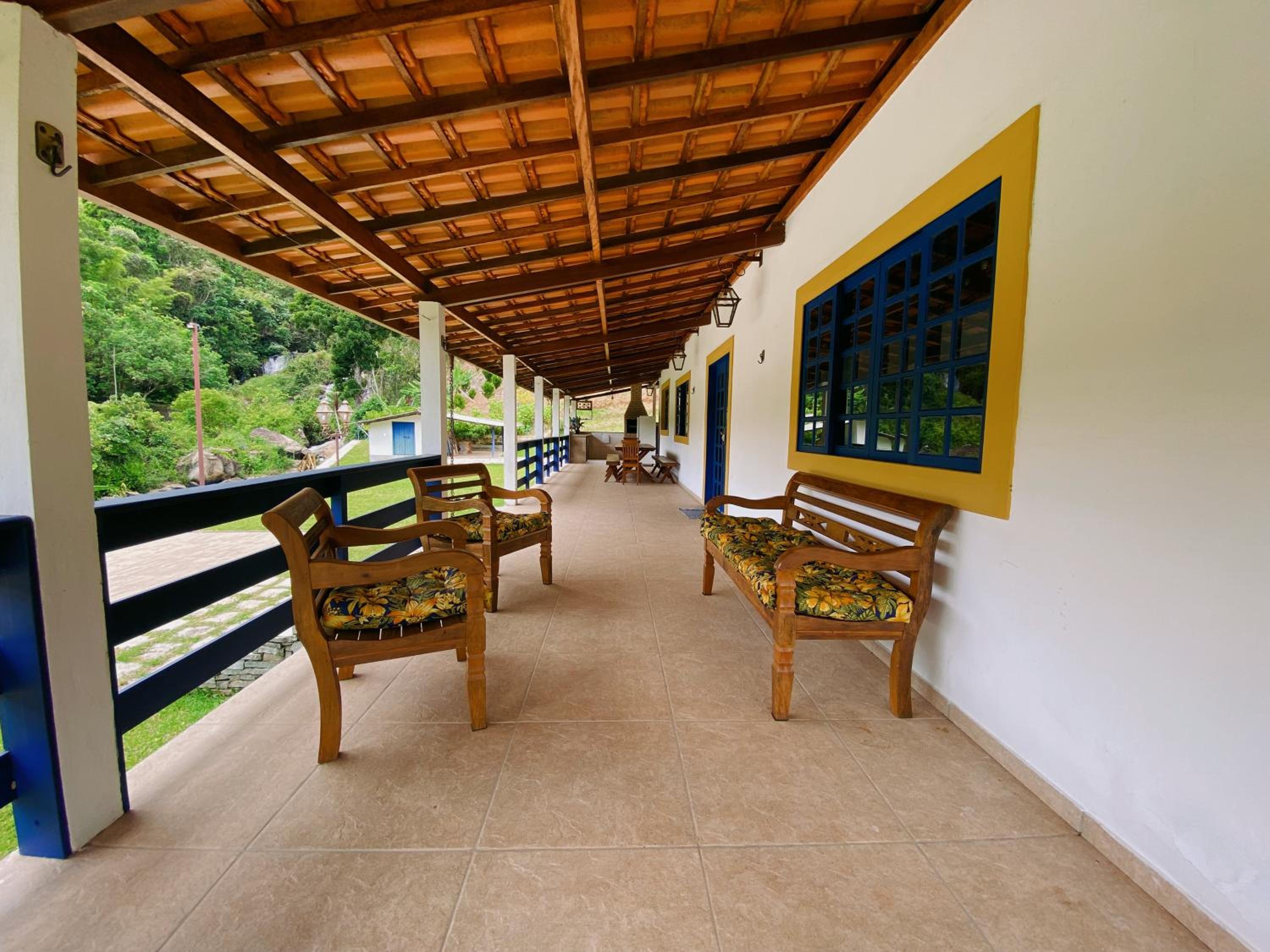 Casa na Serra com Cachoeira e Piscina