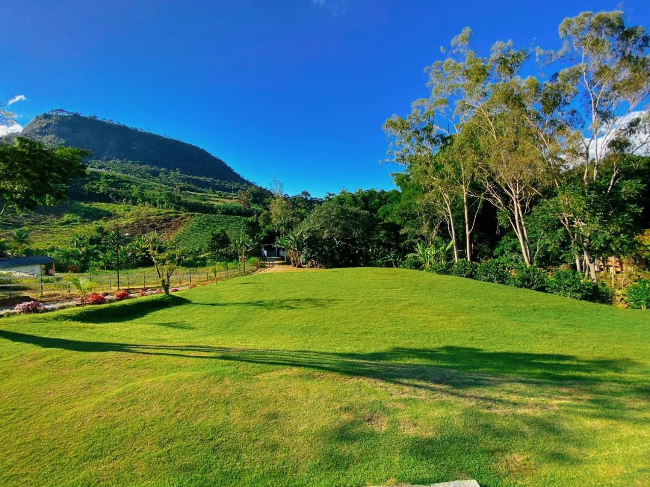 Casa na Serra com Cachoeira e Piscina