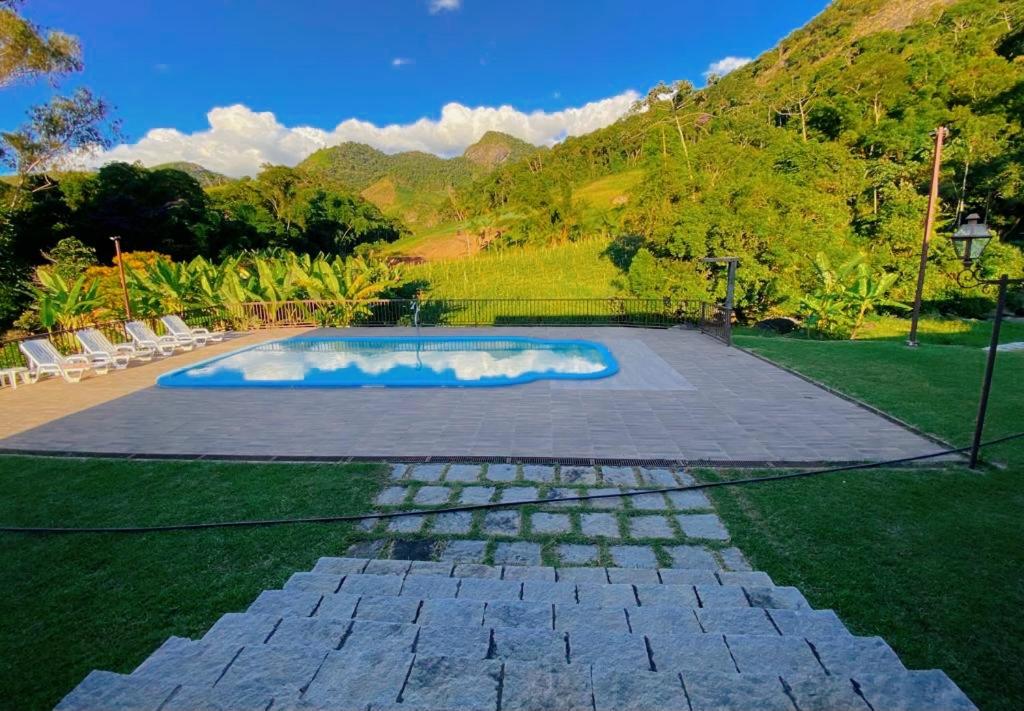 Casa na Serra com Cachoeira e Piscina