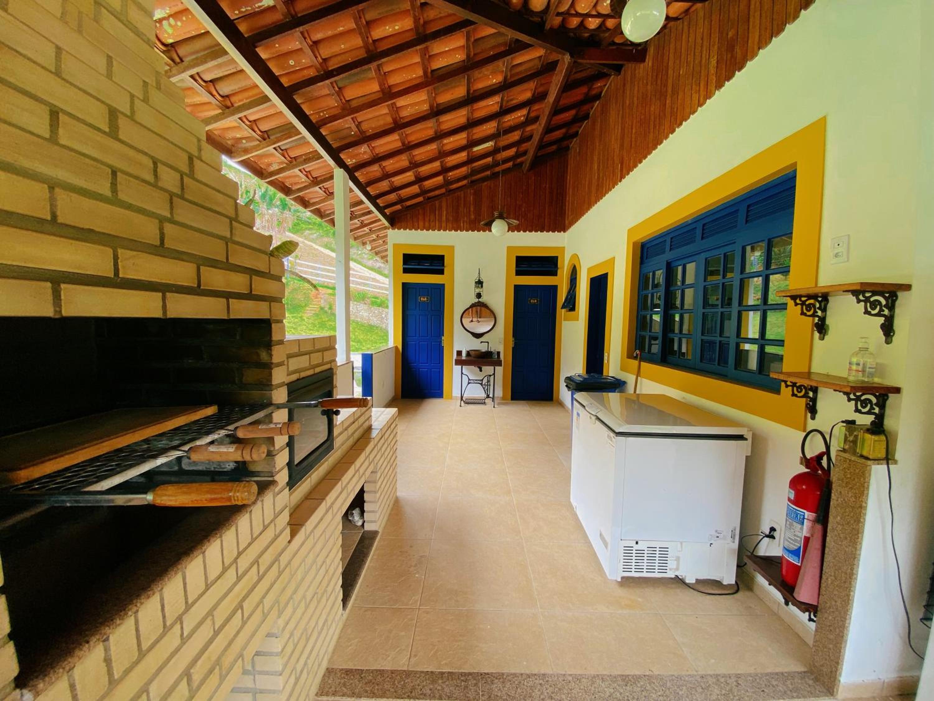 Casa na Serra com Cachoeira e Piscina