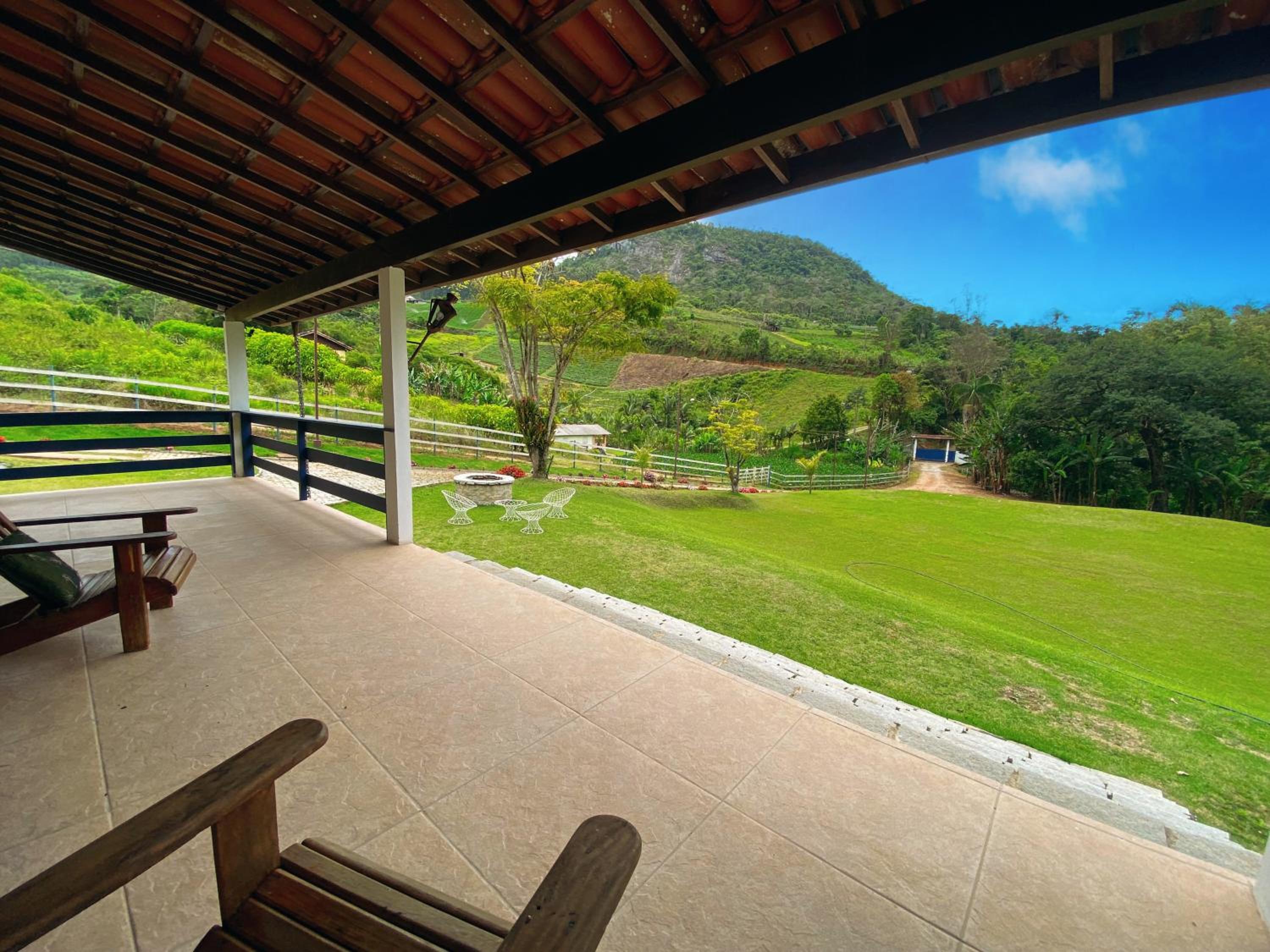 Casa na Serra com Cachoeira e Piscina