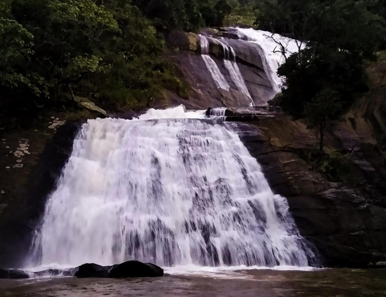 Casa na Serra com Cachoeira e Piscina