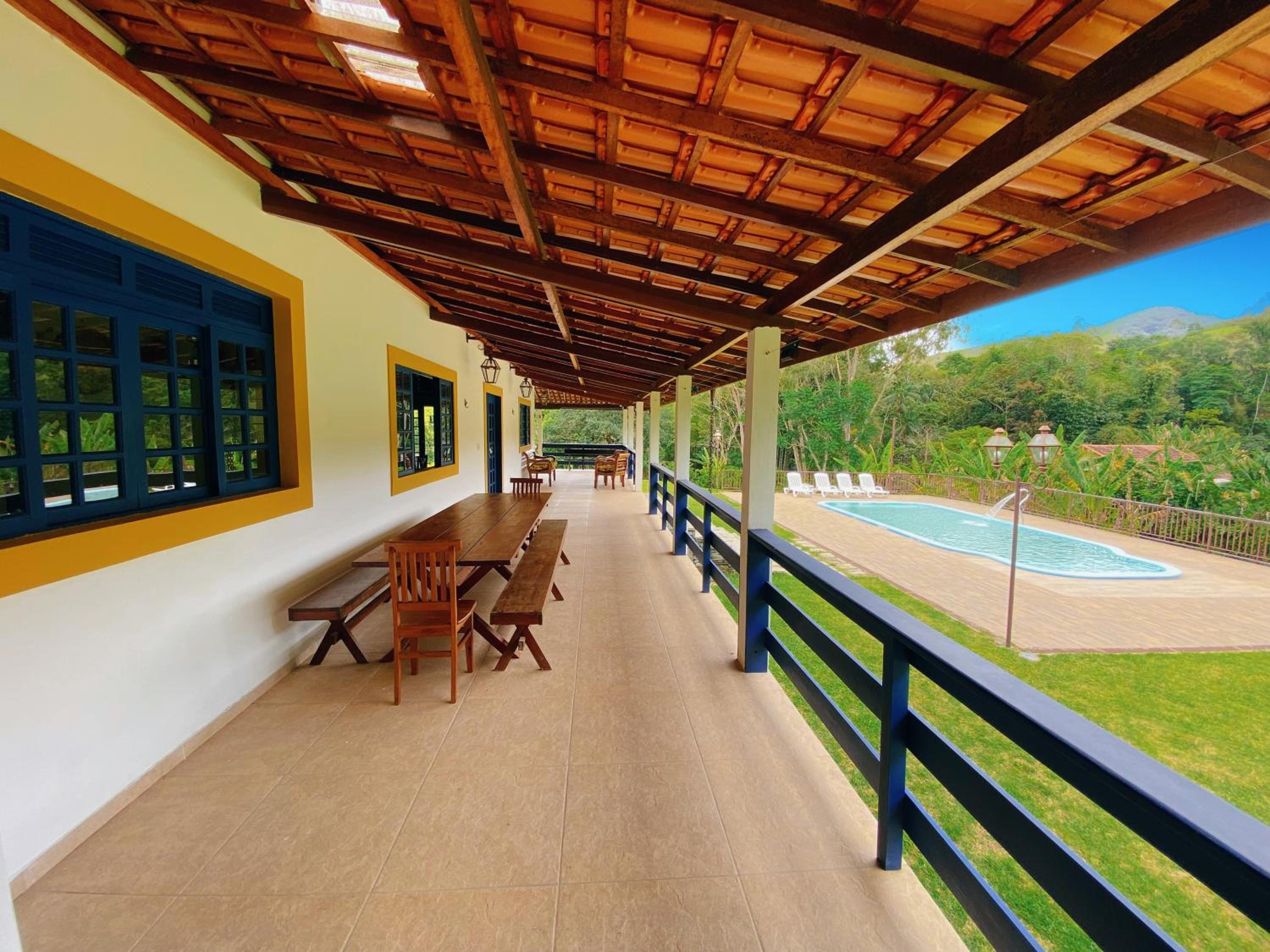 Casa na Serra com Cachoeira e Piscina