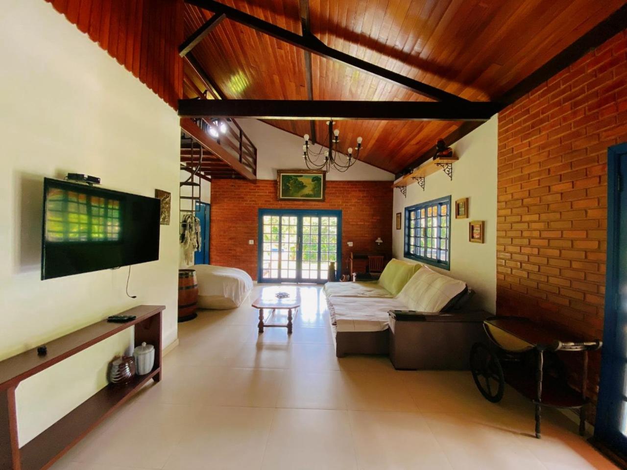 Casa na Serra com Cachoeira e Piscina