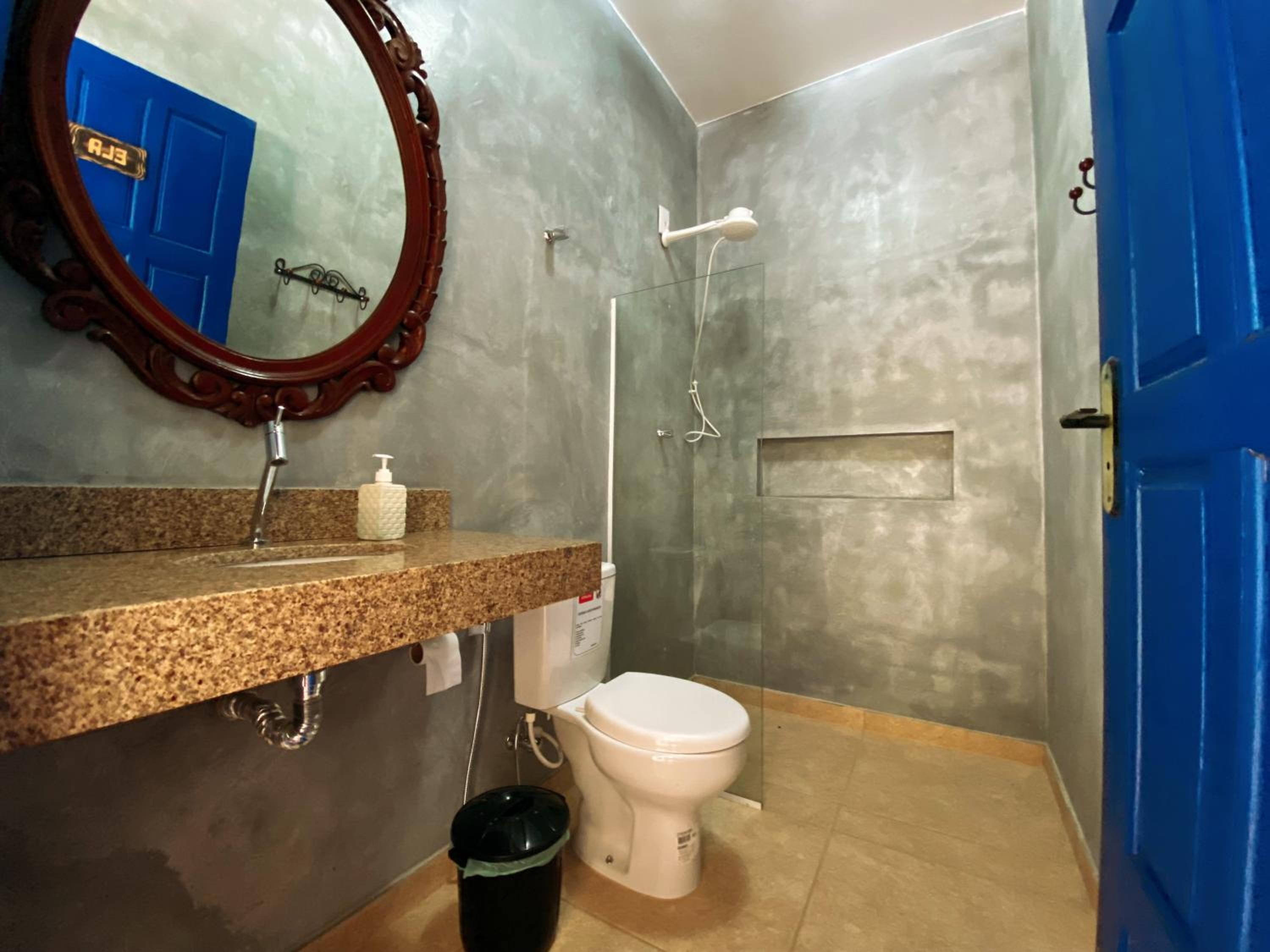 Casa na Serra com Cachoeira e Piscina