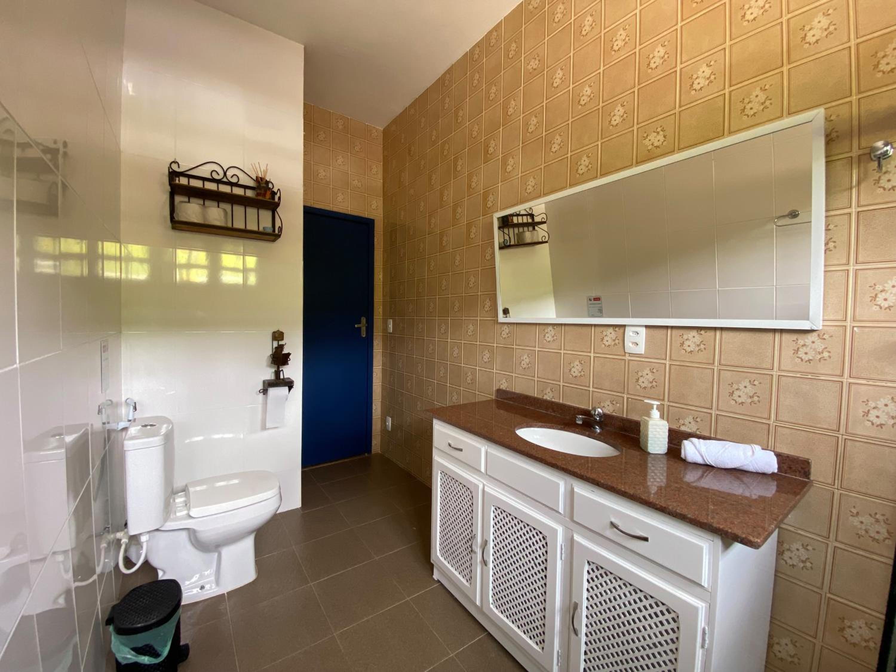 Casa na Serra com Cachoeira e Piscina