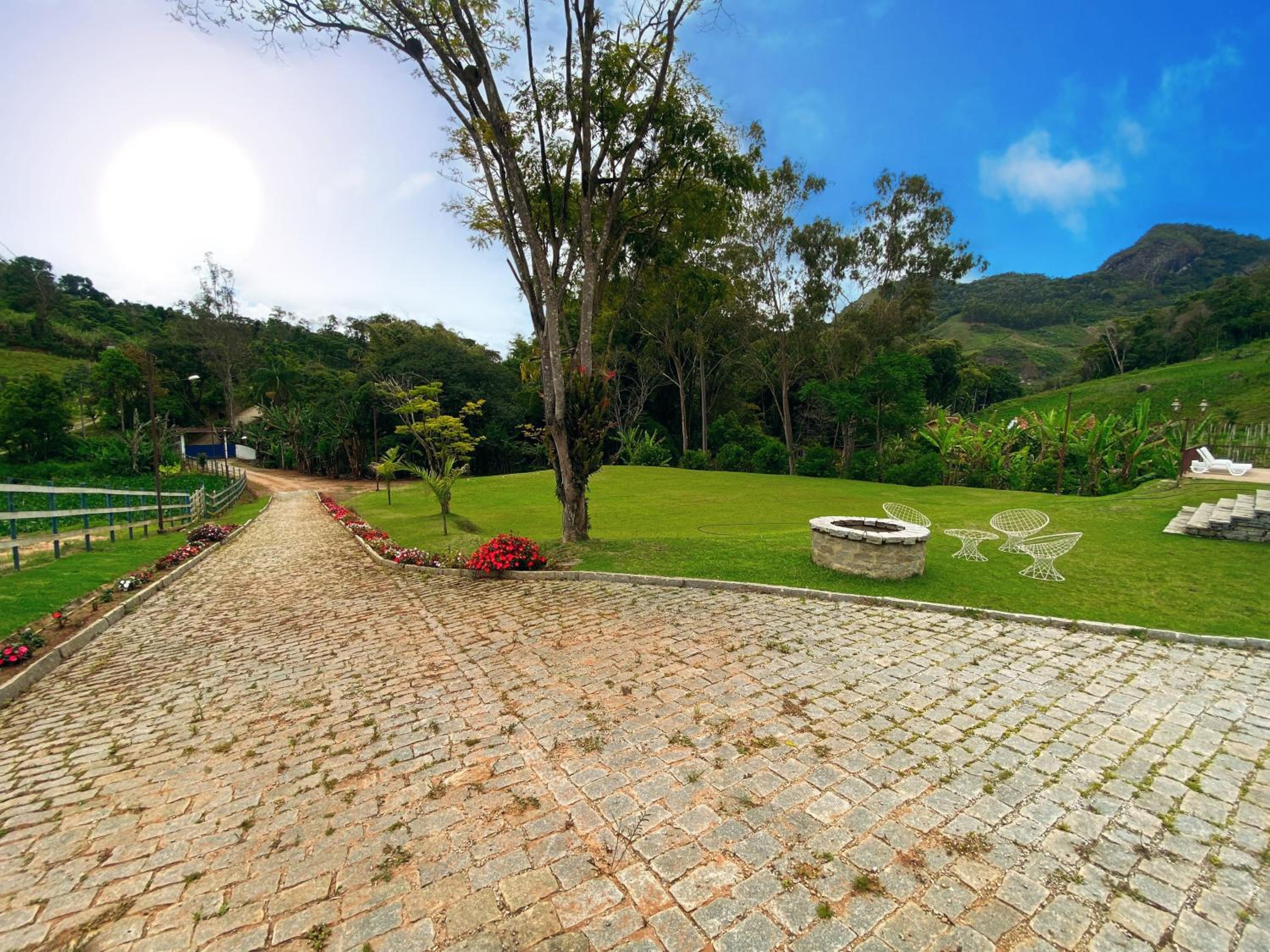 Casa na Serra com Cachoeira e Piscina