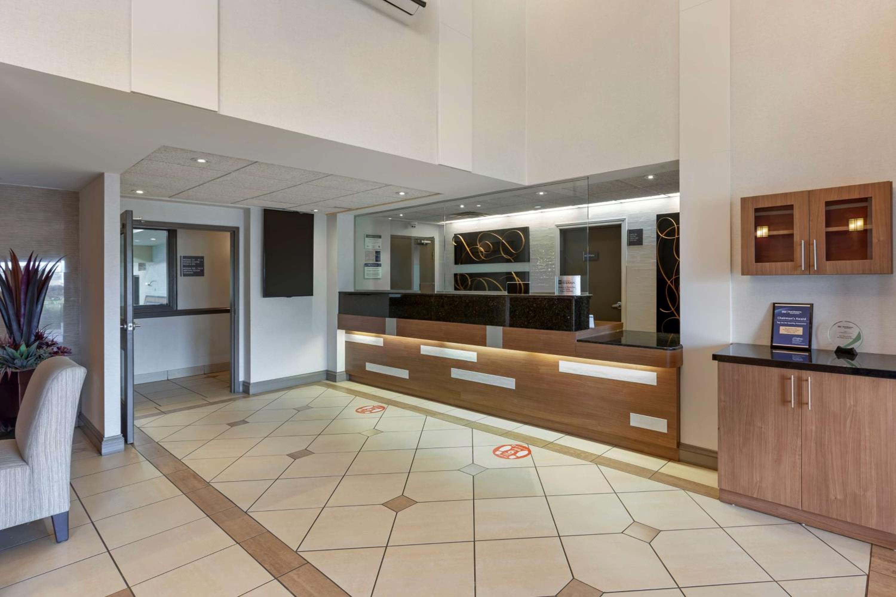 Best Western Plus Burlington Inn  Suites - Property Image 3