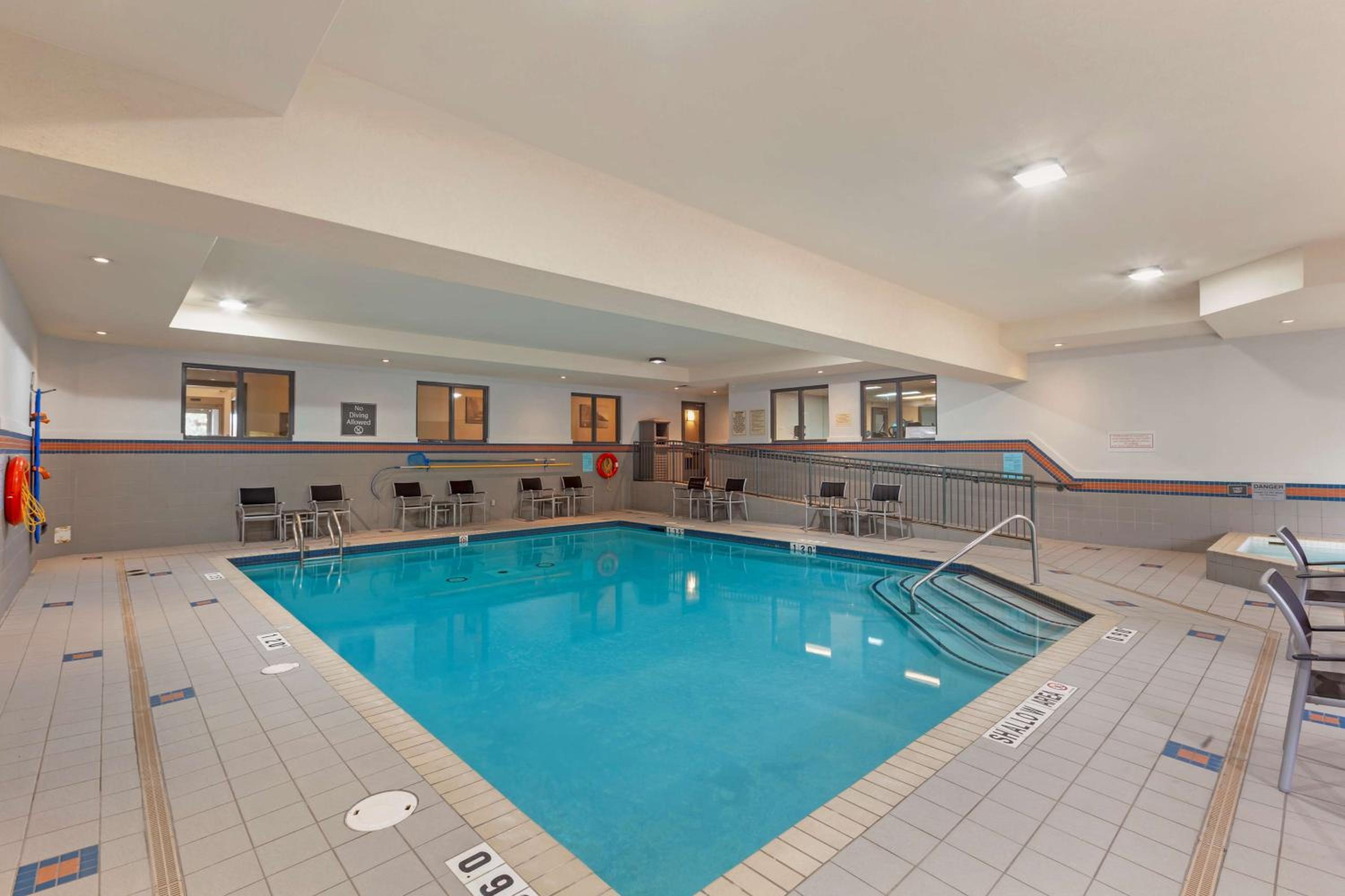 Toronto Vacations - Best Western Plus Burlington Inn  Suites - Property Image 3