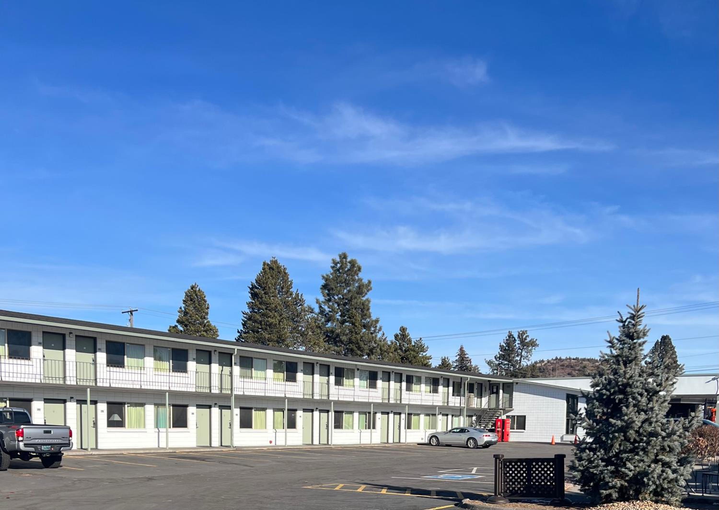Bend Inn & Suites view 3