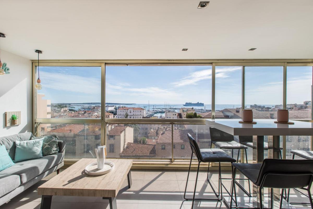 Admire Panoramic Ocean Views Through Walls of Windows photo 2