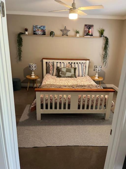 Quiet family retreat getaway - Wildlife Park, Sovereign Hill, Kryall Castle and city at your door - modern house, 8 guests, 4 bedrooms, 5 beds