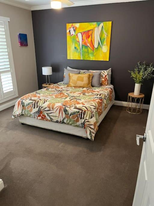 Quiet family retreat getaway - Wildlife Park, Sovereign Hill, Kryall Castle and city at your door - modern house, 8 guests, 4 bedrooms, 5 beds