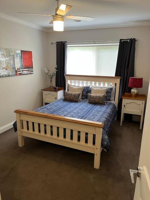 Quiet family retreat getaway - Wildlife Park, Sovereign Hill, Kryall Castle and city at your door - modern house, 8 guests, 4 bedrooms, 5 beds