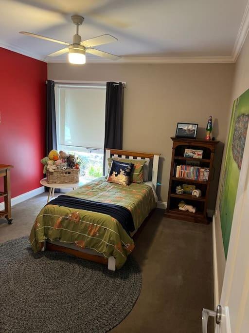 Quiet family retreat getaway - Wildlife Park, Sovereign Hill, Kryall Castle and city at your door - modern house, 8 guests, 4 bedrooms, 5 beds