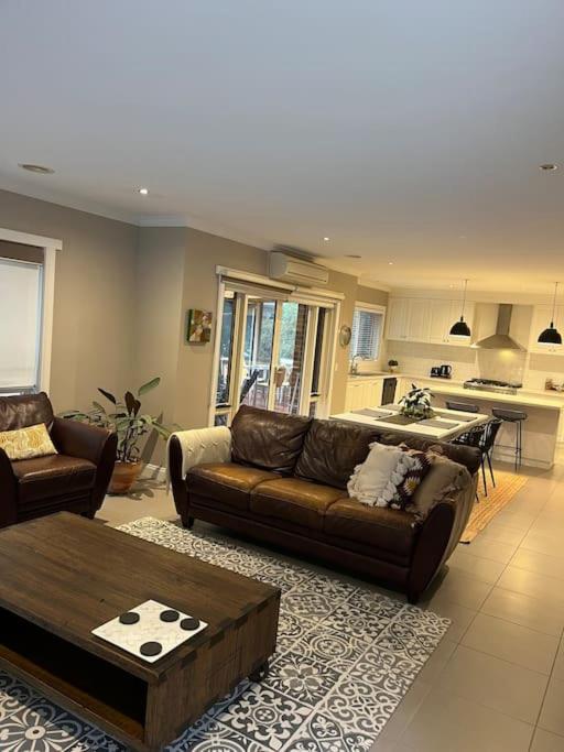Quiet family retreat getaway - Wildlife Park, Sovereign Hill, Kryall Castle and city at your door - modern house, 8 guests, 4 bedrooms, 5 beds