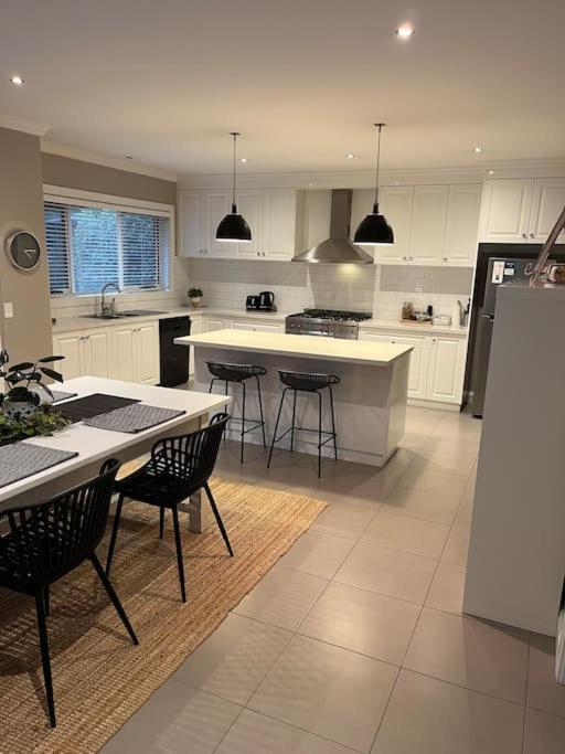 Quiet family retreat getaway - Wildlife Park, Sovereign Hill, Kryall Castle and city at your door - modern house, 8 guests, 4 bedrooms, 5 beds