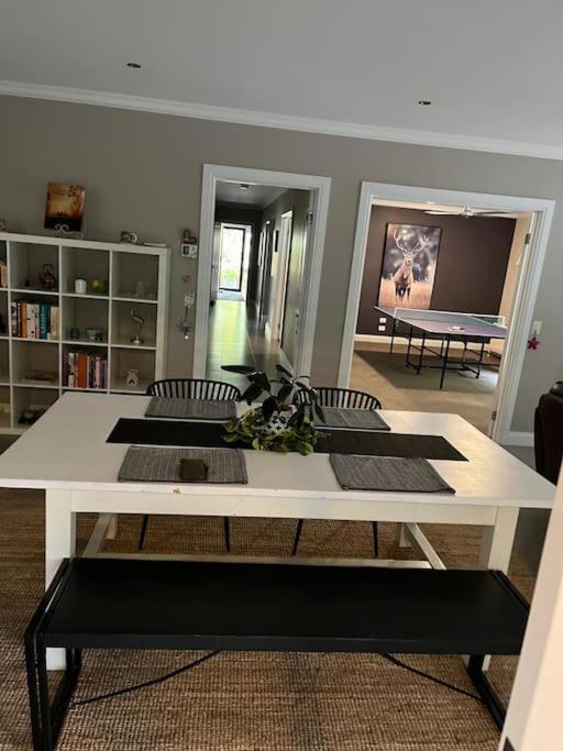 Quiet family retreat getaway - Wildlife Park, Sovereign Hill, Kryall Castle and city at your door - modern house, 8 guests, 4 bedrooms, 5 beds