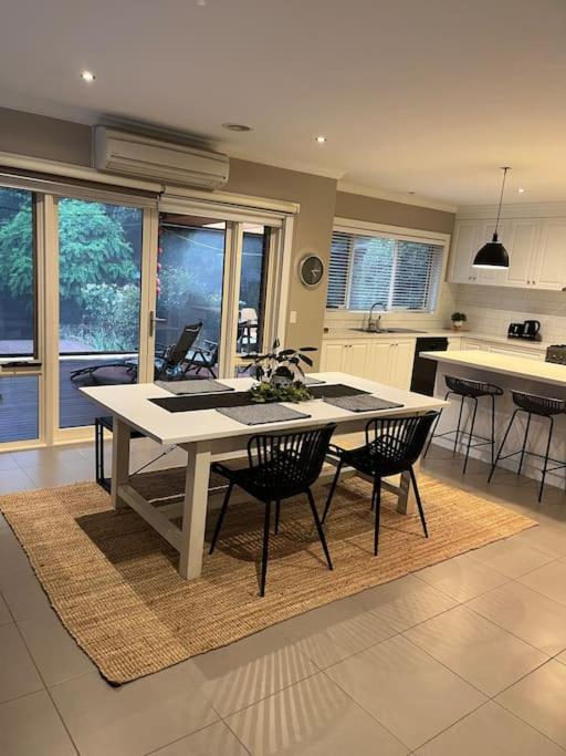 Quiet family retreat getaway - Wildlife Park, Sovereign Hill, Kryall Castle and city at your door - modern house, 8 guests, 4 bedrooms, 5 beds