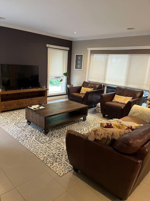 Quiet family retreat getaway - Wildlife Park, Sovereign Hill, Kryall Castle and city at your door - modern house, 8 guests, 4 bedrooms, 5 beds