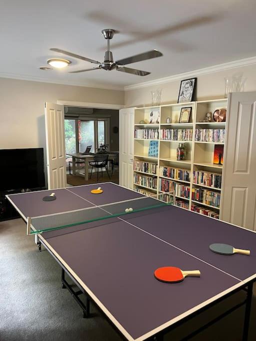 Quiet family retreat getaway - Wildlife Park, Sovereign Hill, Kryall Castle and city at your door - modern house, 8 guests, 4 bedrooms, 5 beds